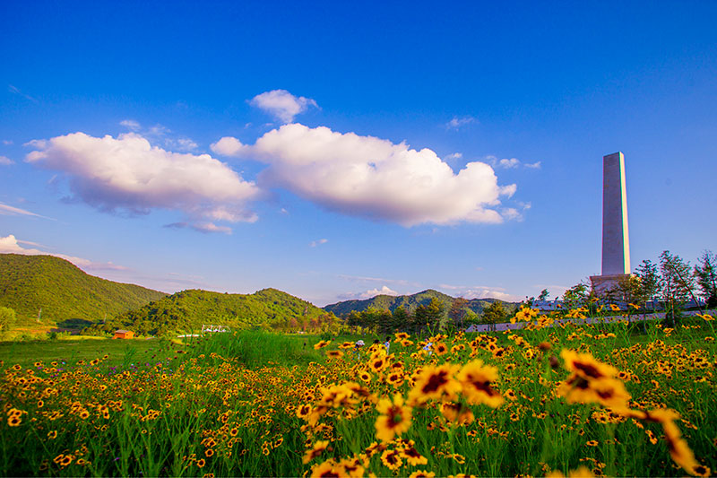 2014年7月3日照金牧场与纪念碑.jpg